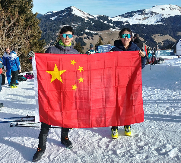 U18垂直競速男子冠軍貢松郎（左）加和女子冠軍普姆阿尼賽后舉國旗慶祝。中國滑雪登山隊供圖