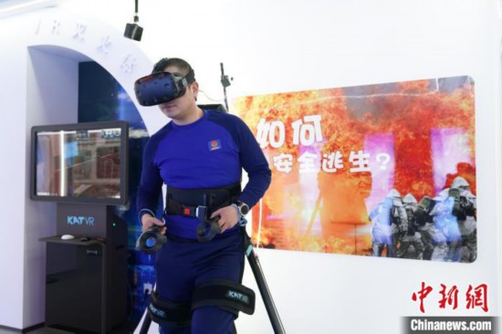 圖為消防員利用VR展示火災(zāi)如何逃生。中新社記者 趙宇航 攝