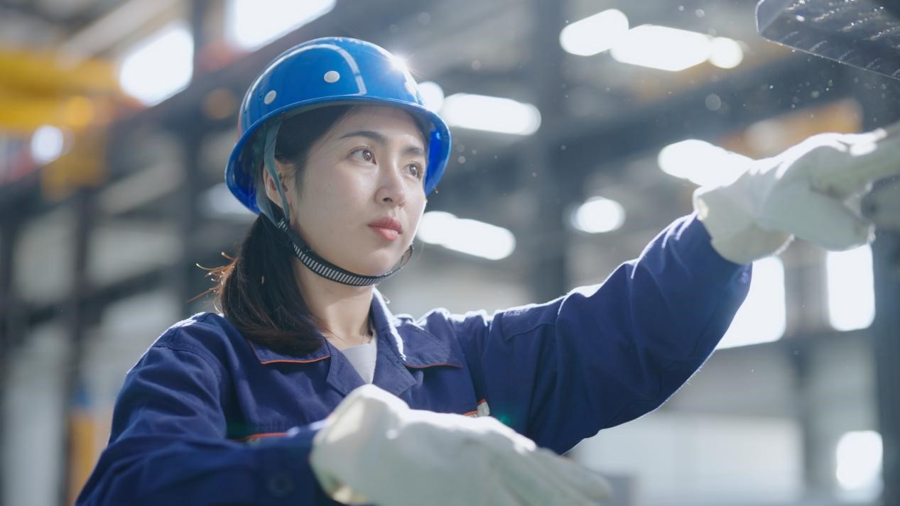 老中鐵路有限公司萬(wàn)象運(yùn)營(yíng)管理中心機(jī)輛車間希達(dá)在工作中。老中鐵路有限公司供圖