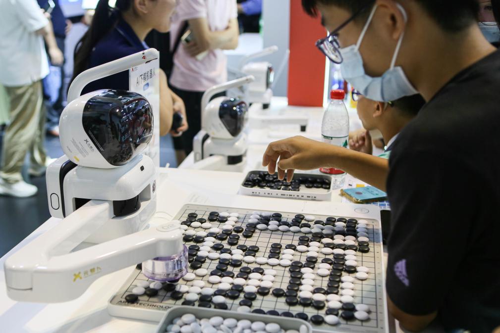 2023年7月7日，元蘿卜AI下棋機(jī)器人與觀眾對(duì)弈。2023年7月6日至8日，2023世界人工智能大會(huì)在上海舉行。新華社記者 辛夢(mèng)晨 攝