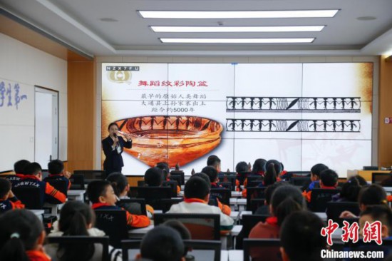 圖為學(xué)生在“國寶音樂會”社教課中了解舞蹈紋彩陶盆。中新社記者 馬銘言 攝