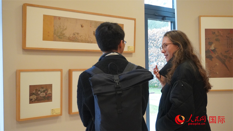 劍橋大學學者參觀宋畫特展。人民網(wǎng) 徐量攝
