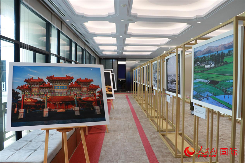 “遇見”攝影展現(xiàn)場。朱瀟逸攝