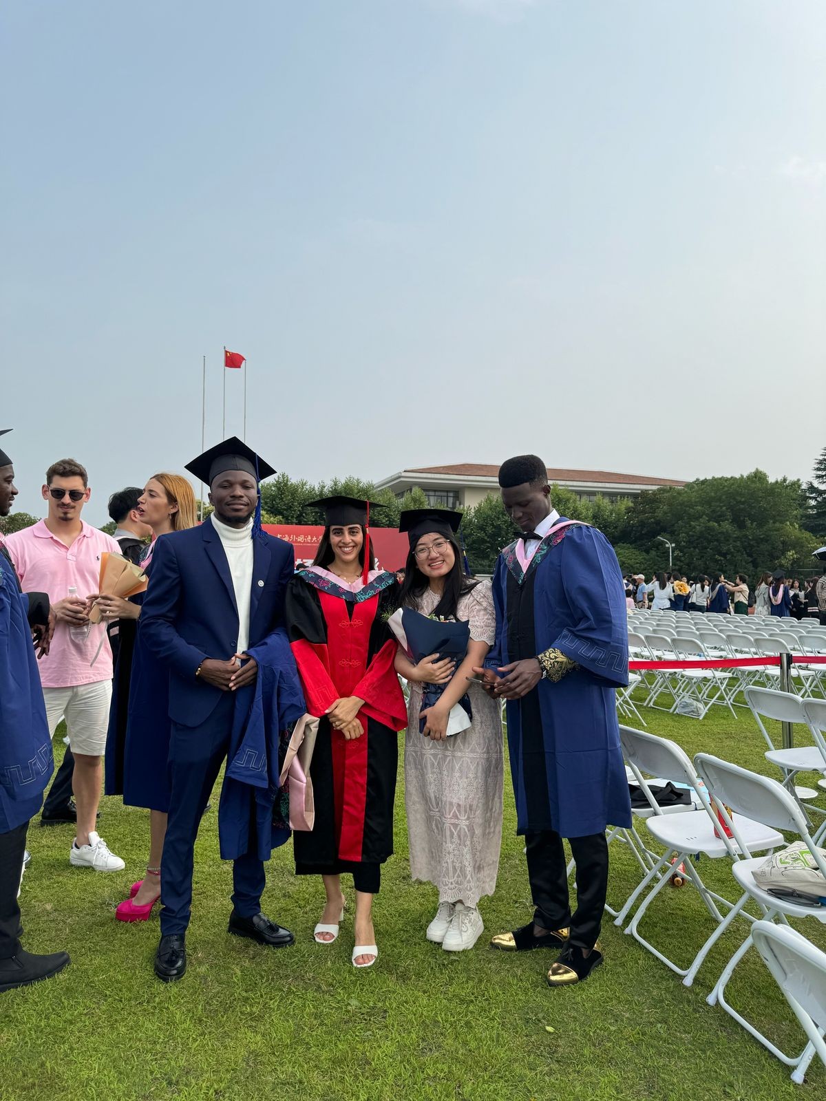卡友琪（右三）在中國獲得學位后與同學合影。受訪者供圖