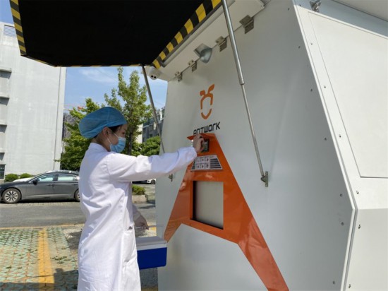 醫(yī)院接收無人機送來的醫(yī)療樣本。受訪者供圖