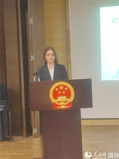 意方學(xué)生代表白綺花發(fā)言。人民網(wǎng)記者 鄭彬攝