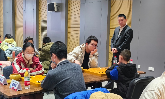 常昊觀戰(zhàn)年輕棋手們比賽。人民網(wǎng)記者 李乃妍攝