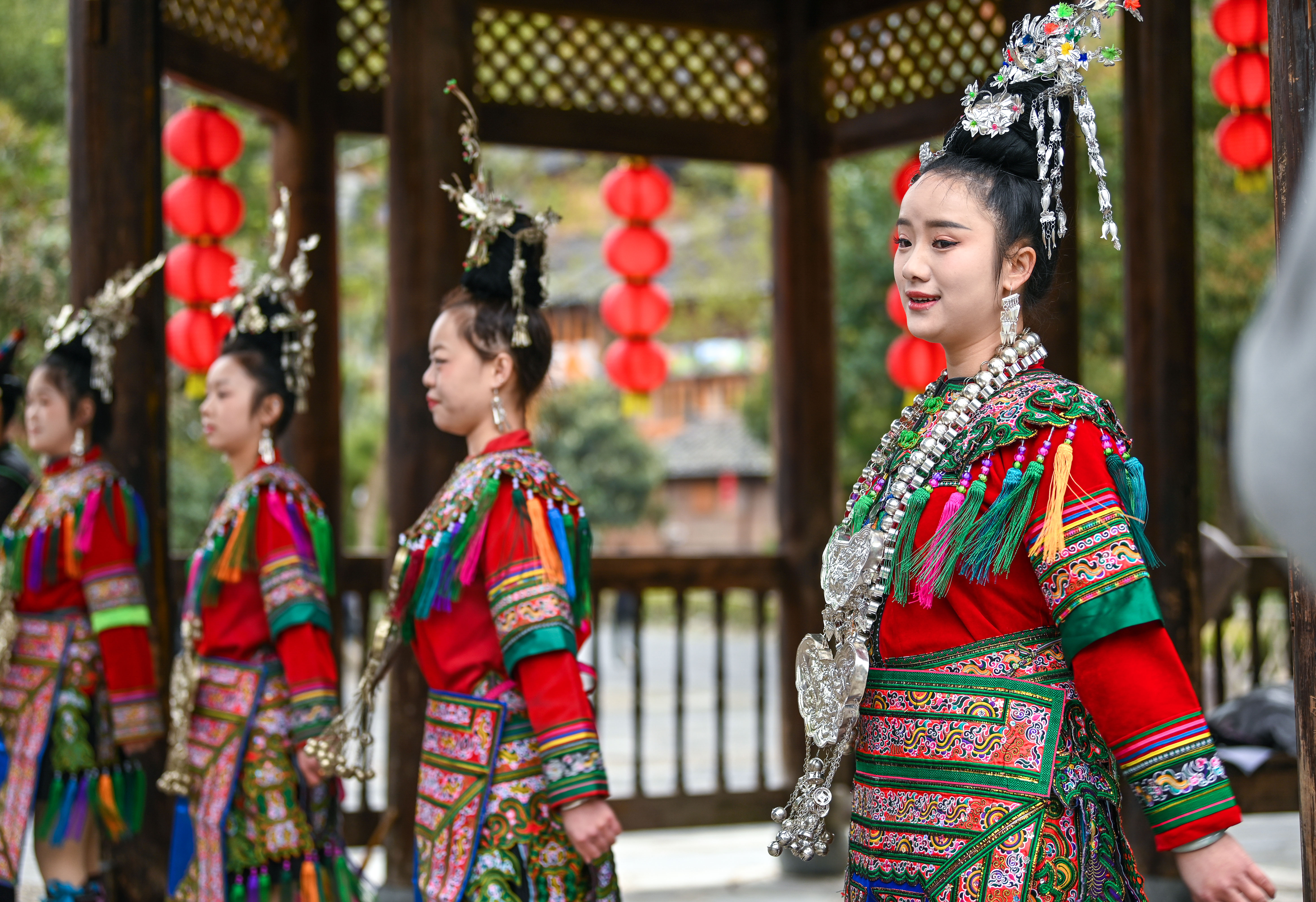  2025年3月18日，侗族群眾在貴州省黎平縣肇興侗寨給游客演唱侗族大歌。
