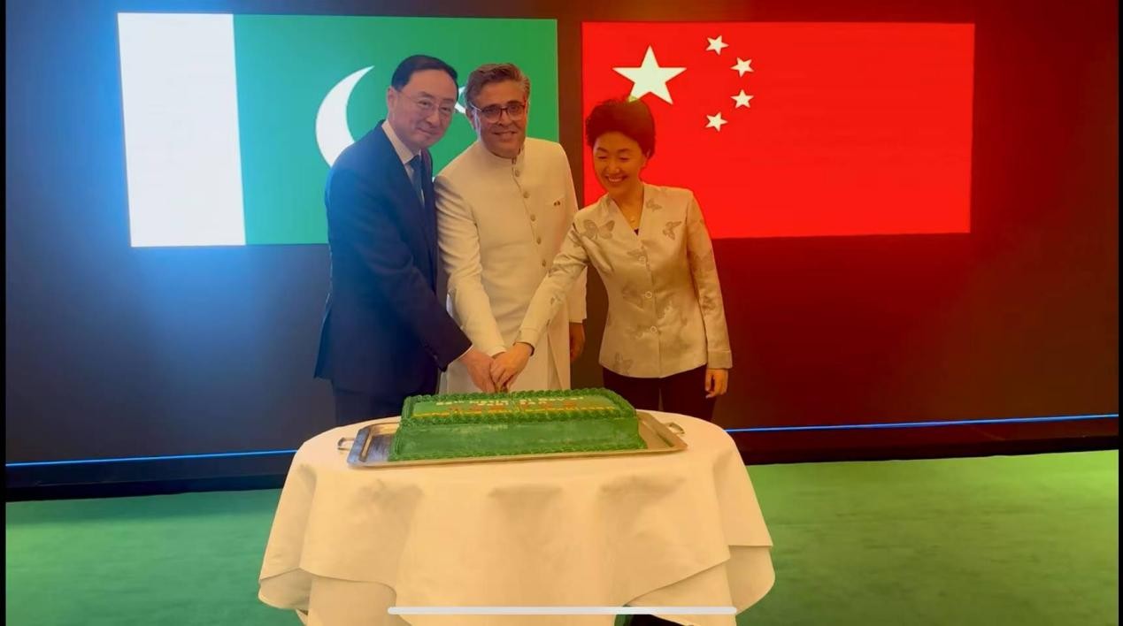 外交部副部長(zhǎng)孫衛(wèi)東（左）、巴基斯坦駐華大使卡里爾·哈什米（中）、中聯(lián)部副部長(zhǎng)孫海燕（右）共切蛋糕。巴基斯坦駐華大使館供圖