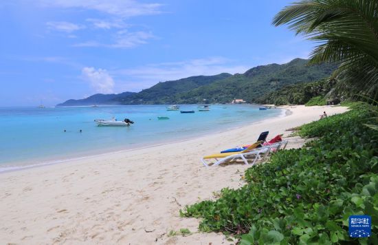 3月19日，游客在塞舌爾馬埃島海邊休閑。新華社記者 董江輝 攝