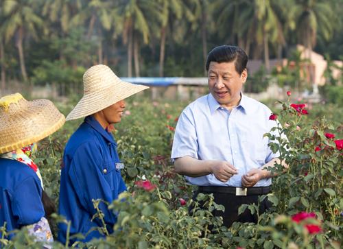 △2013年4月9日，習(xí)近平總書記在海南亞龍灣蘭德玫瑰風(fēng)情產(chǎn)業(yè)園向花農(nóng)了解玫瑰種植管理技術(shù)。