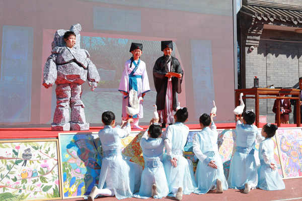 展覽開幕式上，府學(xué)學(xué)子上演情景劇《鵝池》。府學(xué)胡同小學(xué)供圖