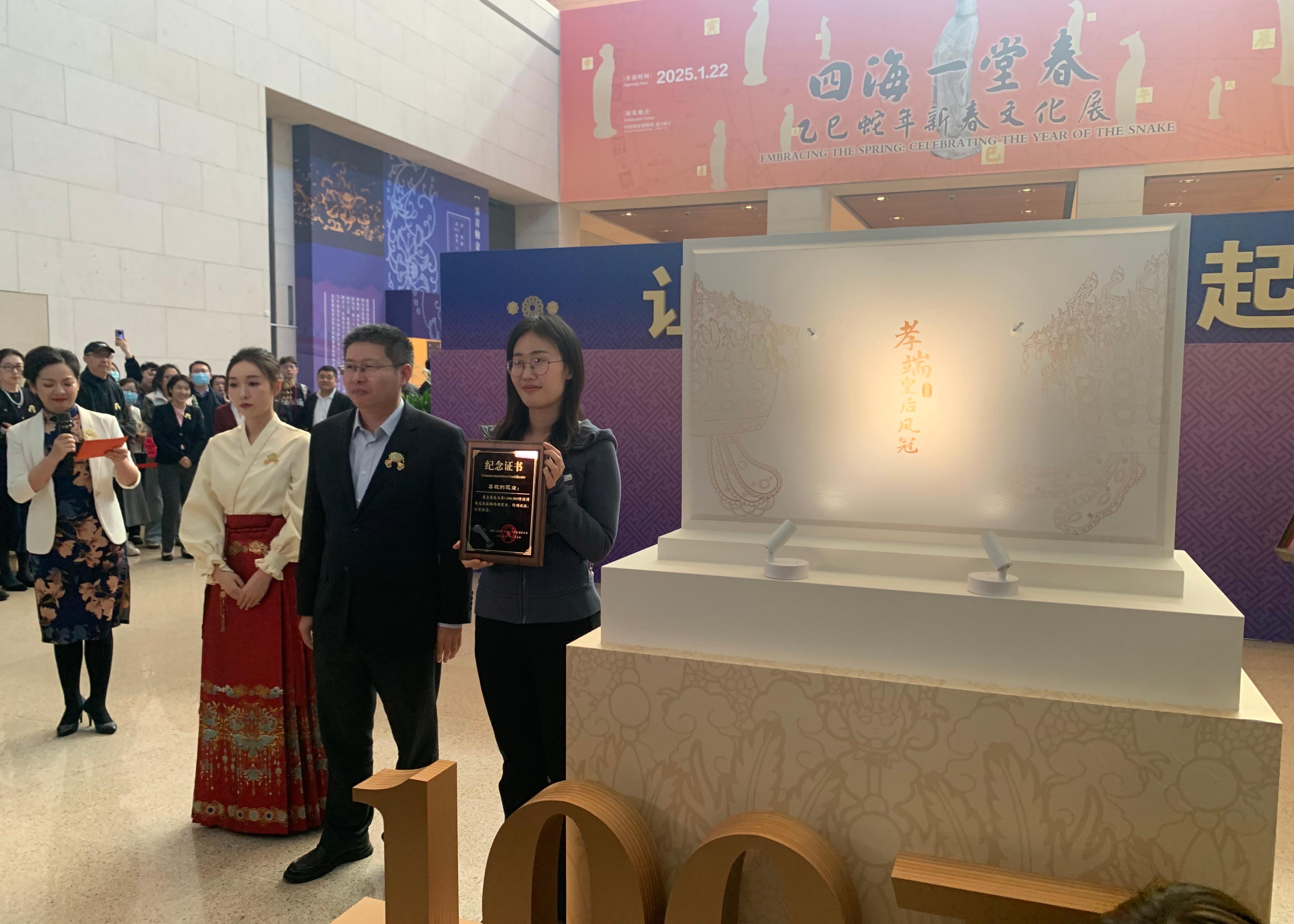 國博文創(chuàng)團(tuán)隊(duì)精心準(zhǔn)備了“紀(jì)念款鳳冠冰箱貼”和紀(jì)念證書贈送給第100萬件鳳冠冰箱貼的購買者。人民網(wǎng)記者 劉穎穎攝