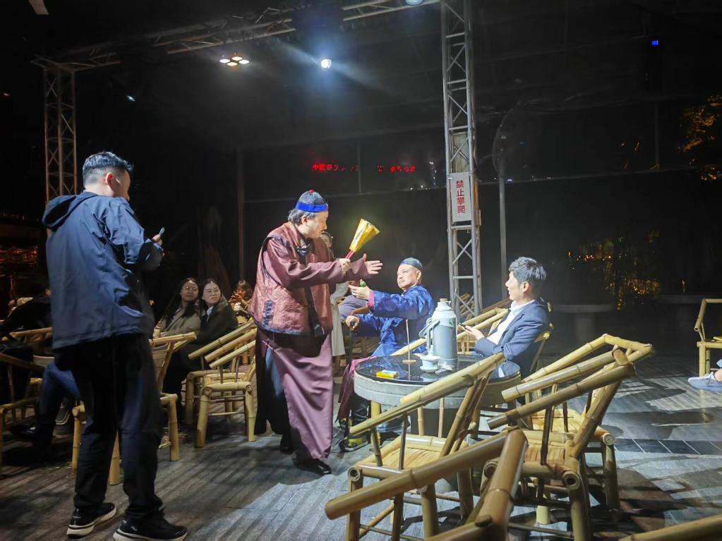 3月24日，《鶴鳴傳奇》在四川省成都市人民公園鶴鳴茶社演出。新華社記者 張海磊 攝