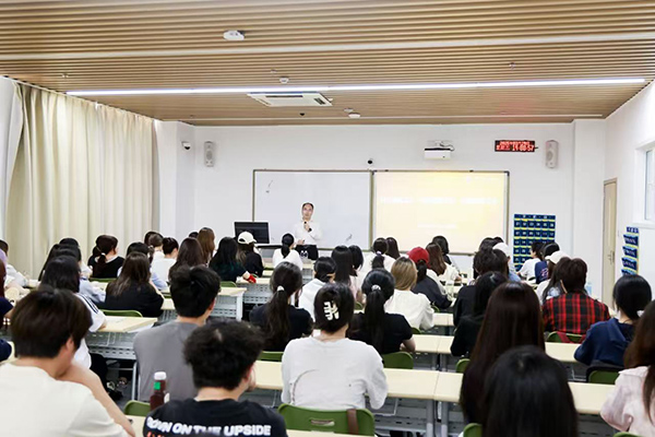 深圳職業(yè)技術(shù)大學(xué)黨委副書記、校長許建領(lǐng)為學(xué)生授課。學(xué)校供圖