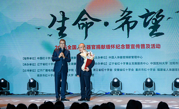 中國紅十字會副會長白巖松在現(xiàn)場采訪“人民英雄”張定宇教授。主辦方供圖