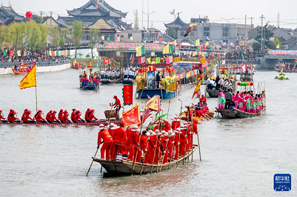 ?4月4日，選手在參加茅山會船盛會 。?新華社發(fā)（楊玉崗 攝）
