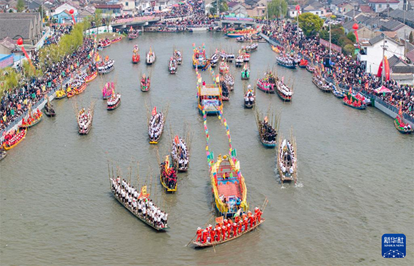 ?4月4日，選手在參加茅山會船盛會（ 無人機(jī)照片）。?新華社發(fā)（顧繼紅 攝）
