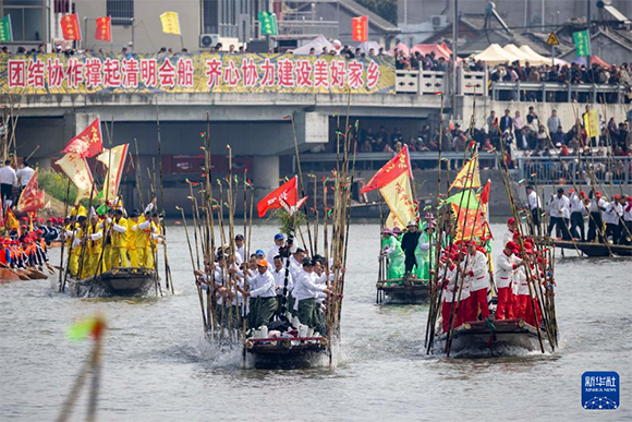 ?4月4日，選手在參加茅山會船盛會。新華社發(fā)（湯德宏 攝）