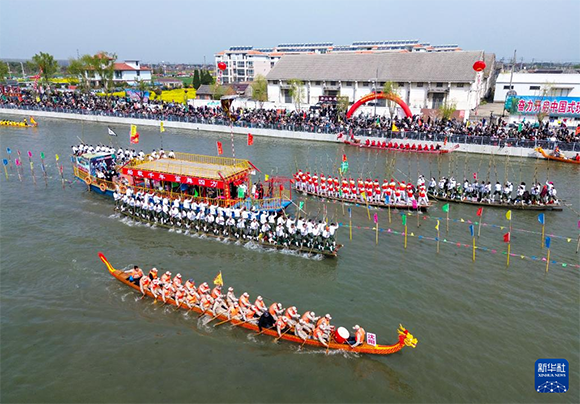 4月4日， 選手在參加茅山會船盛會（無人機(jī)照片）。新華社發(fā)（顧繼紅 攝）