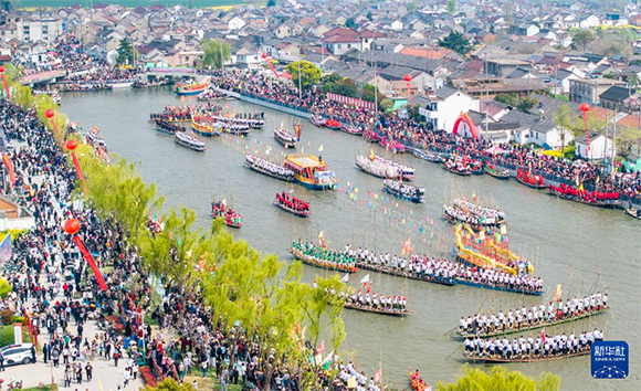 4月4日，選手在參加茅山會船盛會（無人機(jī)照片）。?新華社發(fā)（周社根 攝）