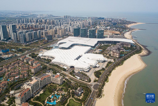 這是4月4日拍攝的第五屆中國國際消費(fèi)品博覽會主會場海南國際會展中心（無人機(jī)照片）。