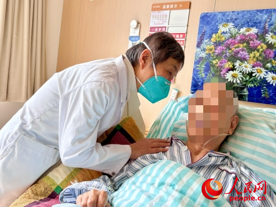 秦苑查房時詢問患者情況。人民網(wǎng) 陳葉欣攝