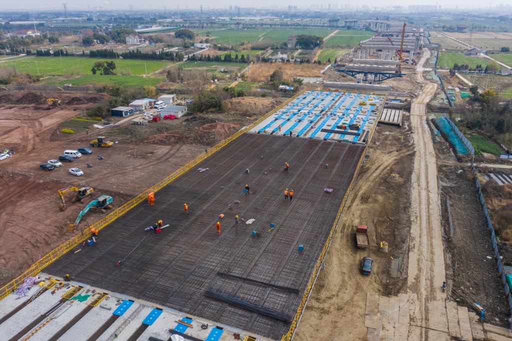 3月7日，在524國道秀洲王江涇至新塍公路工程TJ02標段，作業(yè)人員正在進行60米鋼混組合梁現(xiàn)澆橋面板鋼筋焊接及綁扎作業(yè)（無人機照片）。新華社記者 徐昱 攝