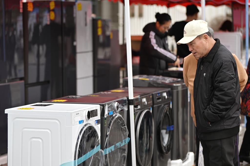 3月28日，天津市北辰區(qū)舉行2025年消費品以舊換新惠民服務活動，吸引眾多市民前來選購。新華社記者 李然 攝
