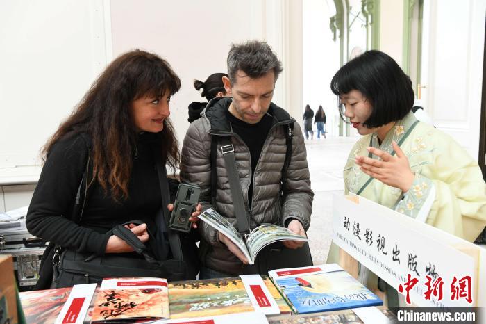 當(dāng)?shù)貢r間4月11日，2025年巴黎圖書節(jié)在巴黎大皇宮揭幕。中國出版代表團(tuán)攜千余種中國精品圖書亮相展會。 中新社記者 李洋 攝