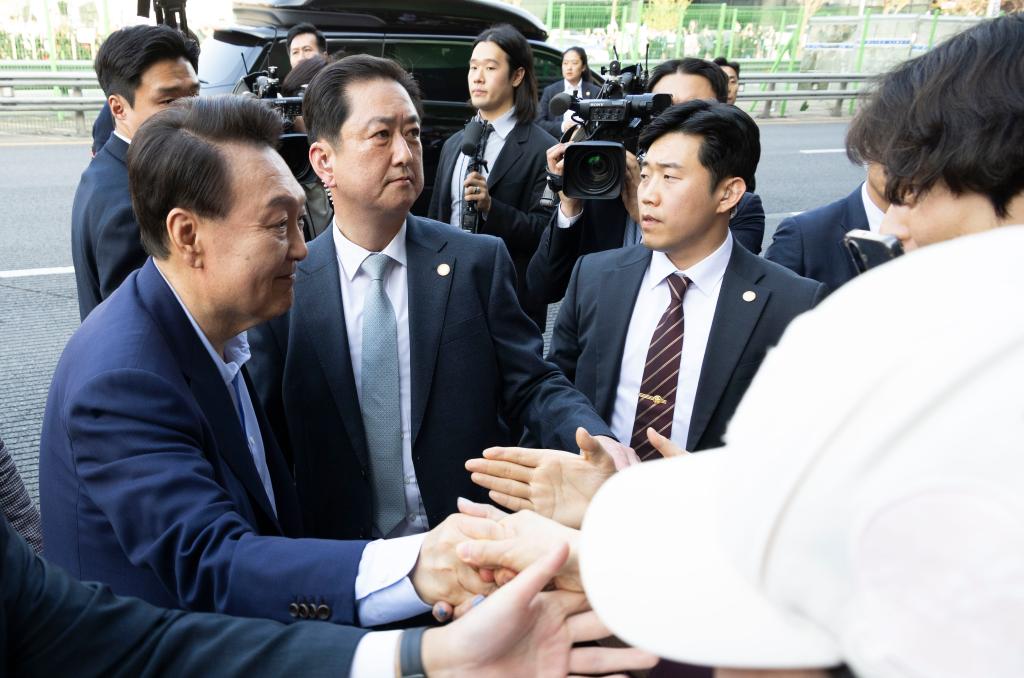4月11日，韓國前總統(tǒng)尹錫悅（左一）在離開首爾漢南洞官邸時與支持者握手。新華社發(fā)（全休相攝）