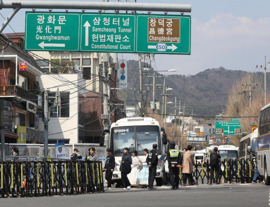  4月3日，在韓國(guó)首爾，警察在韓國(guó)憲法法院附近進(jìn)行交通管制。新華社記者姚琪琳攝
