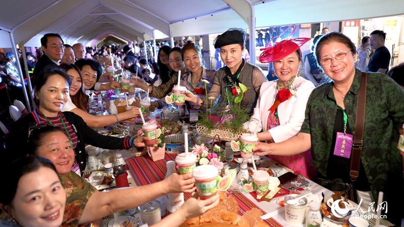 海外華僑在活動現(xiàn)場品嘗“家鄉(xiāng)味”。人民網(wǎng)記者 符武平攝