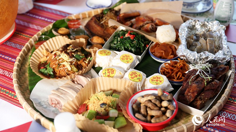 長桌宴上擺滿了海南特色佳肴。人民網(wǎng)記者 符武平攝