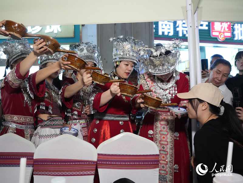 游客體驗互動演出《高山流水》。人民網(wǎng)記者 張力洋攝