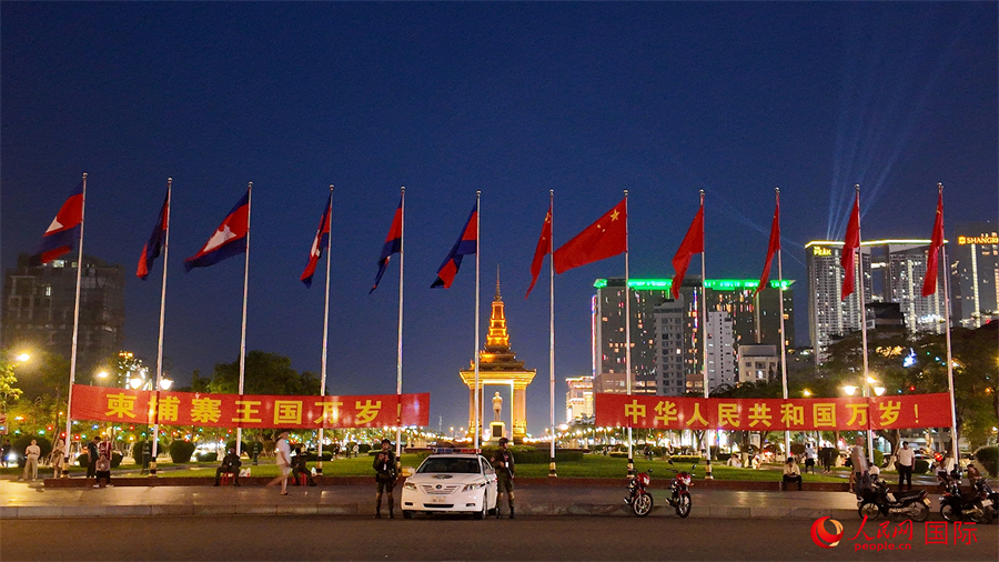在習近平主席到訪柬埔寨前夕，人民網記者在柬埔寨首都金邊獨立紀念碑等地標建筑附近看到，道路兩旁懸掛起中柬兩國國旗和“柬埔寨王國萬歲！”“中華人民共和國萬歲！”等中文歡迎橫幅。人民網記者 盛楚宜攝