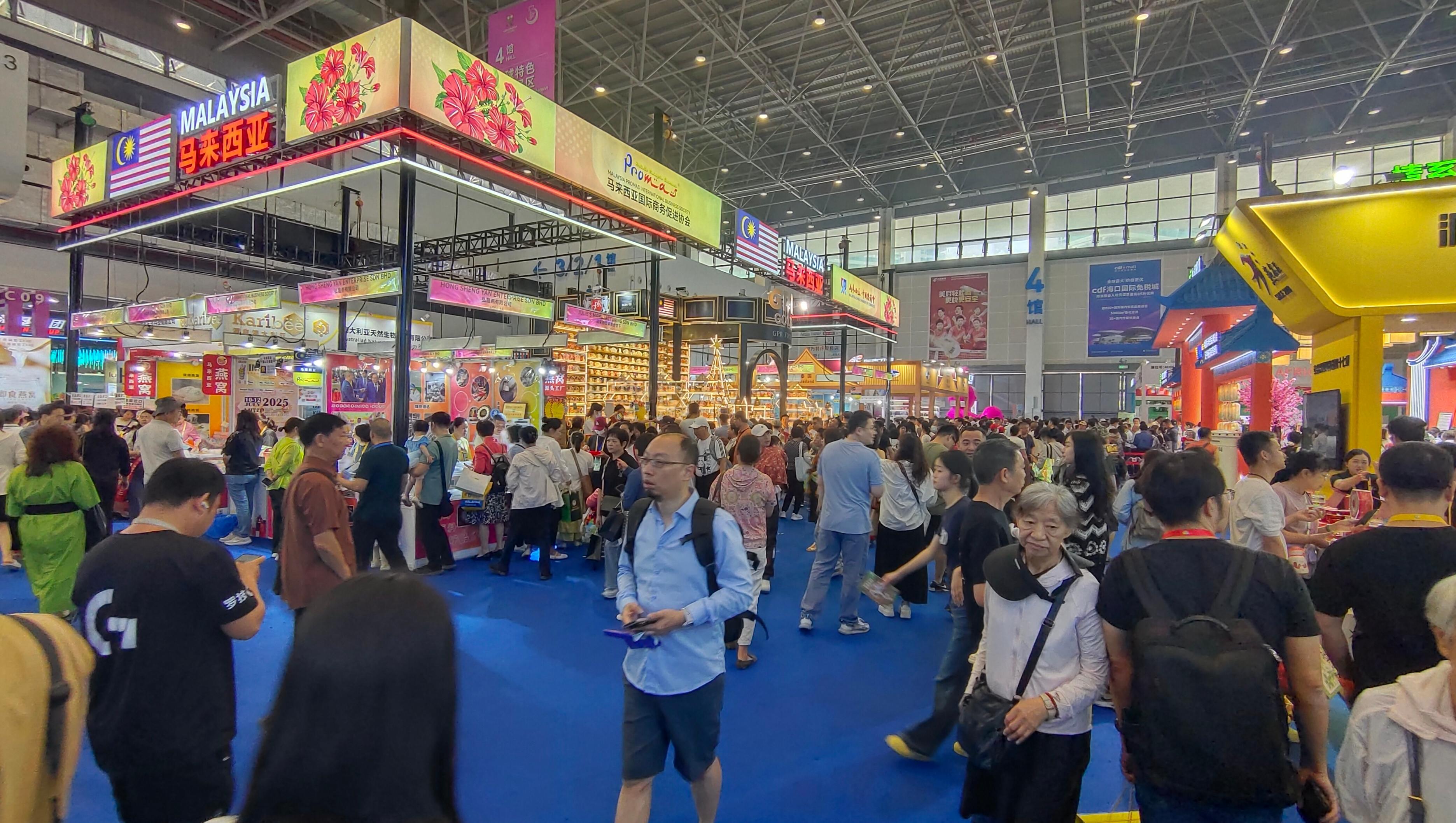 消博會迎來公眾開放日，眾多市民、客商來到展館參觀、購物。人民網(wǎng)記者 李彤攝