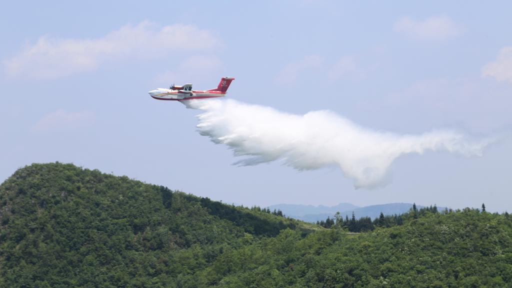AG600飛機在四川西昌開展典型滅火場景驗證試飛科目（2023年6月攝）。新華社發(fā)（中國航空工業(yè)集團供圖）