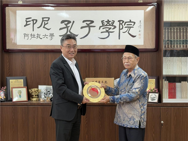 雙方交換禮物?；顒又鬓k方供圖