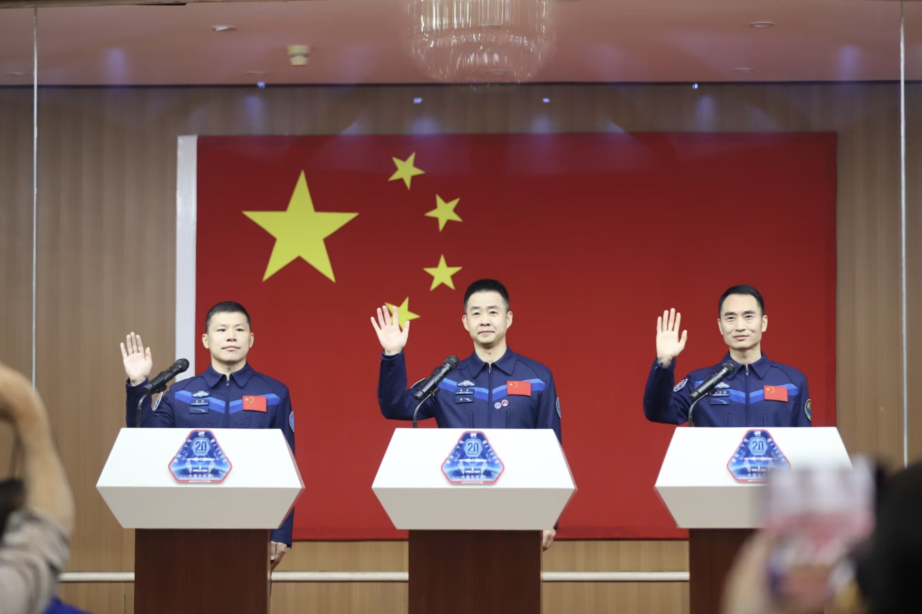 4月23日，神舟二十號航天員乘組在酒泉衛(wèi)星發(fā)射中心問天閣與中外媒體記者集體見面。人民網(wǎng)記者 黃帆攝