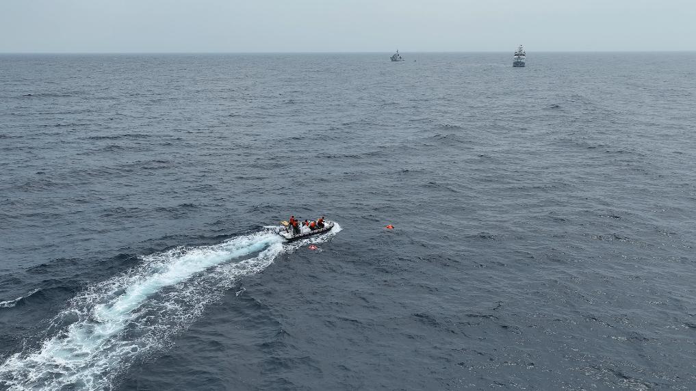 4月23日，中越海警開展海上聯(lián)合搜救演練，模擬營救落水人員。（中國海警供圖）