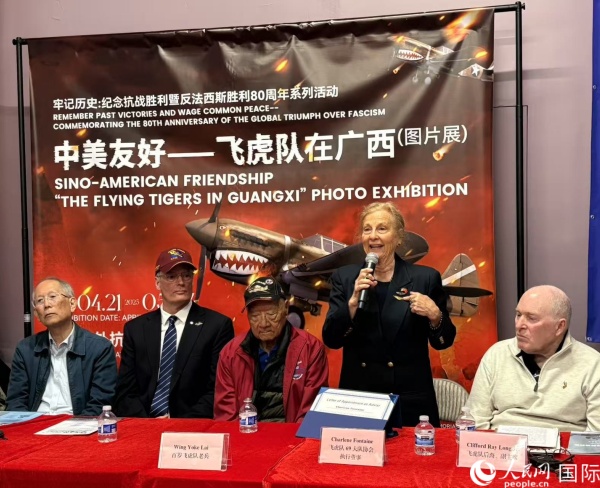 飛虎隊老兵后裔在現(xiàn)場分享父輩的歷史，正在發(fā)言者為夏琳·芳汀 人民網(wǎng)記者 鄧圩攝