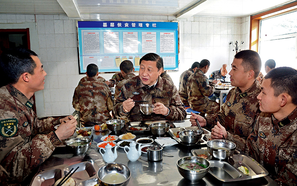 2014年1月26日，習(xí)近平主席專程來(lái)到內(nèi)蒙古軍區(qū)邊防某部，親切看望慰問(wèn)戍邊官兵。這是在連隊(duì)食堂，習(xí)近平主席同戰(zhàn)士們一起用餐。