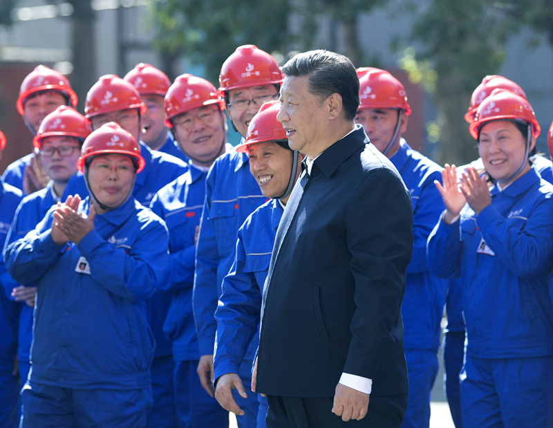 2018年9月26日，在中國(guó)一重集團(tuán)，習(xí)近平總書記走到工人中間，同大家親切交流。