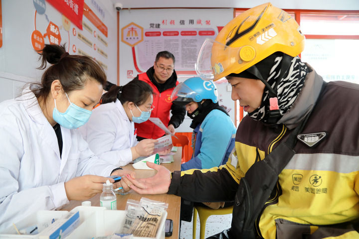 2025年3月5日，志愿者在山東省棗莊市市中區(qū)一工會(huì)驛站為外賣(mài)員免費(fèi)測(cè)量血糖。新華社發(fā)（王海楠攝）