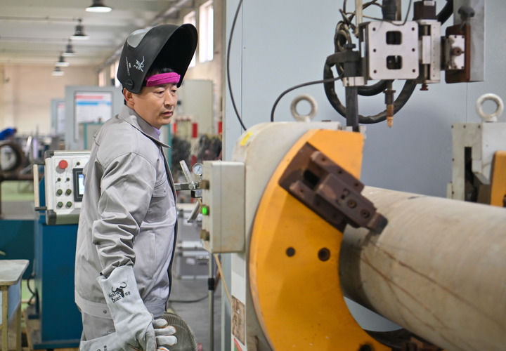 在中石化第四建設(shè)有限公司工匠學(xué)院，全國(guó)人大代表、中石化第四建設(shè)有限公司工匠學(xué)院焊接教練張振連操作自動(dòng)焊機(jī)（2025年2月21日攝）。新華社記者 孫凡越 攝