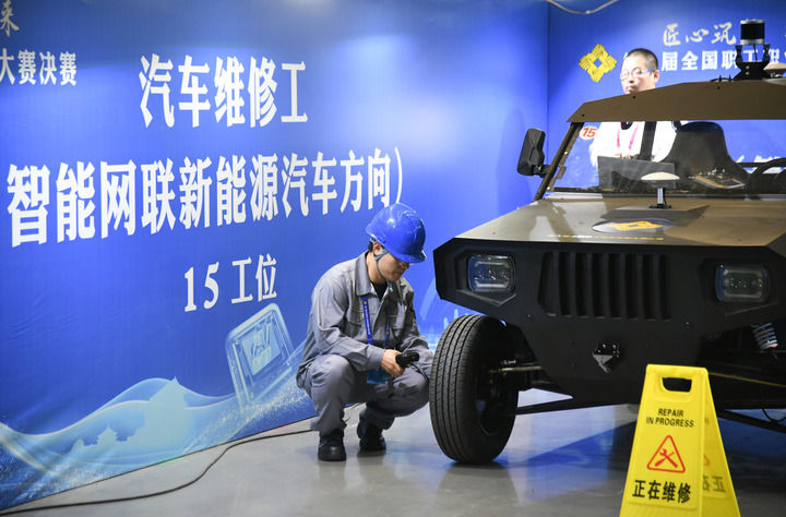2024年9月11日，由全國(guó)總工會(huì)、人力資源和社會(huì)保障部等單位主辦的第八屆全國(guó)職工職業(yè)技能大賽決賽在陜西開(kāi)幕。這是選手在位于西安國(guó)際會(huì)展中心的比賽場(chǎng)地參加汽車(chē)維修工（智能網(wǎng)聯(lián)新能源汽車(chē)方向）工種比賽。新華社記者 張博文 攝
