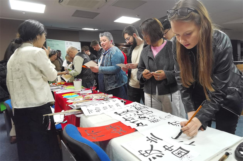 現(xiàn)場來賓體驗中國傳統(tǒng)文化。中國駐波蘭大使館供圖。