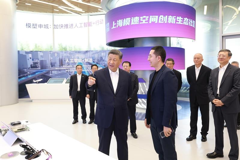 △2025年4月29日，習近平總書記在上?！澳Ｋ倏臻g”大模型創(chuàng)新生態(tài)社區(qū)，察看大模型產(chǎn)品展示。
