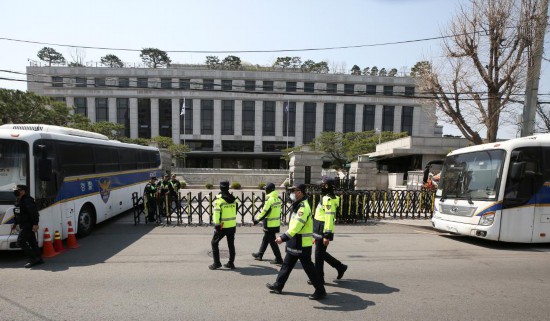 4月3日，在韓國首爾，警察在韓國憲法法院前執(zhí)勤。新華社記者姚琪琳攝